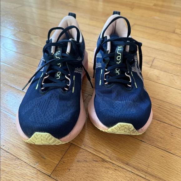 ASICS Novablast - Picture 2 of 5